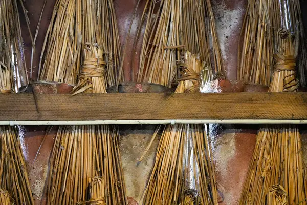 Bir sazdan çatı inşaatı detaylandırılmış. Doğal malzemelerden yapılmış çatı.