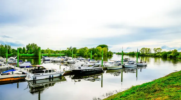 Ren nehrinde küçük bir marina manzarası..