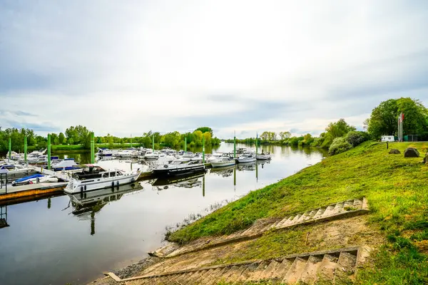 Ren nehrinde küçük bir marina manzarası..