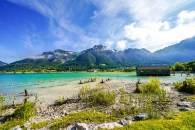 Tyrol 'daki Achensee Gölü manzarası. Turkuaz göldeki doğa ve arka planda bir dağ manzarası. Avusturya 'da Achental.