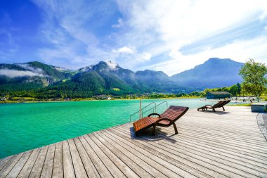 Tyrol 'daki Achensee Gölü manzarası. Turkuaz göldeki doğa ve arka planda bir dağ manzarası. Avusturya 'da Achental.