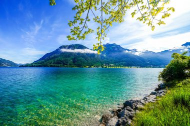 Tyrol 'daki Achensee Gölü manzarası. Turkuaz göldeki doğa ve arka planda bir dağ manzarası. Avusturya 'da Achental.
