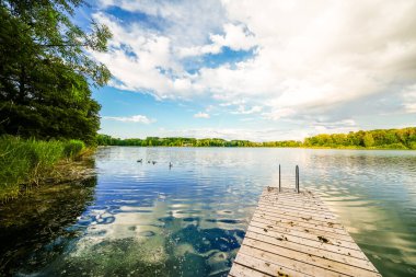 Ingolstadt yakınlarındaki taş ocağı göleti manzaralı. Dinlenme alanındaki göl manzarası..