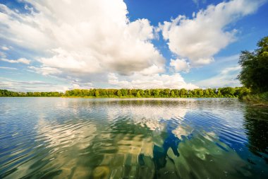 Ingolstadt yakınlarındaki taş ocağı göleti manzaralı. Dinlenme alanındaki göl manzarası..