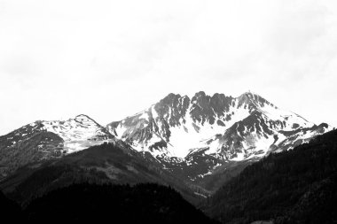 Moosen yakınlarındaki karlı dağların manzarası.