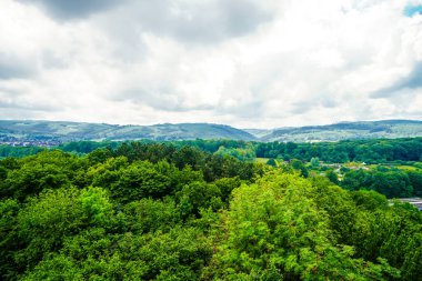 Çevresindeki manzarayla Hemer 'ın görüntüsü. Bir Sauerland kasabasında yeşil doğa.