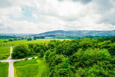 Çevresindeki manzarayla Hemer 'ın görüntüsü. Bir Sauerland kasabasında yeşil doğa.