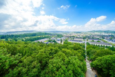 Çevresindeki manzarayla Hemer 'ın görüntüsü. Bir Sauerland kasabasında yeşil doğa.