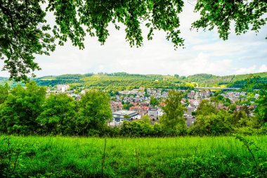 Oestrich 'in Iserlohn yakınlarındaki manzarası. Yeşil doğa ve dağlarla kaplı manzara.