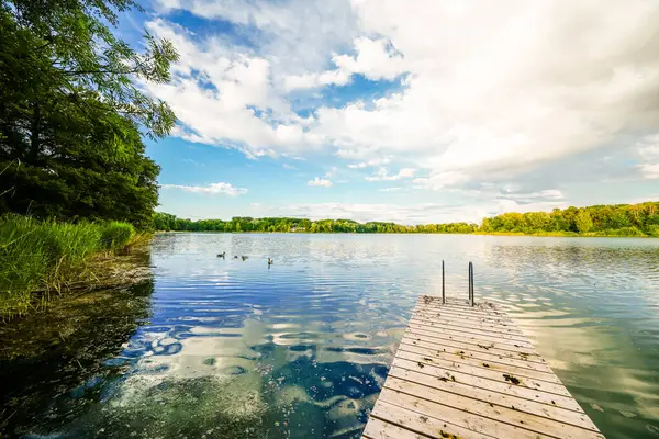 Ingolstadt yakınlarındaki taş ocağı göleti manzaralı. Dinlenme alanındaki göl manzarası..