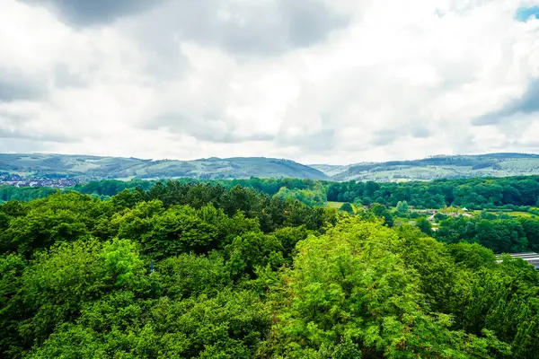 Çevresindeki manzarayla Hemer 'ın görüntüsü. Bir Sauerland kasabasında yeşil doğa.