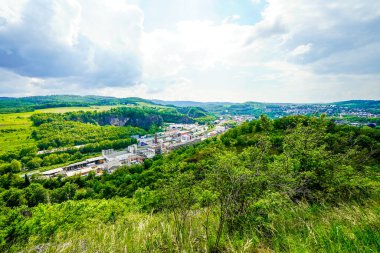 Iserlohn yakınlarındaki Oestrich Kalesi 'nin manzarası. Yeşil doğa ve dağlarla kaplı manzara.