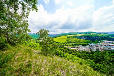 Iserlohn yakınlarındaki Oestrich Kalesi 'nin manzarası. Yeşil doğa ve dağlarla kaplı manzara.