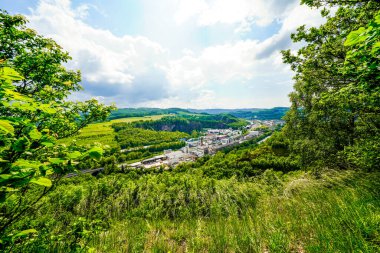 Iserlohn yakınlarındaki Oestrich Kalesi 'nin manzarası. Yeşil doğa ve dağlarla kaplı manzara.