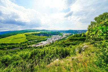 Iserlohn yakınlarındaki Oestrich Kalesi 'nin manzarası. Yeşil doğa ve dağlarla kaplı manzara.