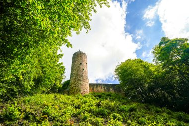 Wallenstein Şatosu 'nun yıkıntılarının manzarası. Hesse 'deki Wallenstein yakınlarındaki ortaçağ şatosu. Spurburg.