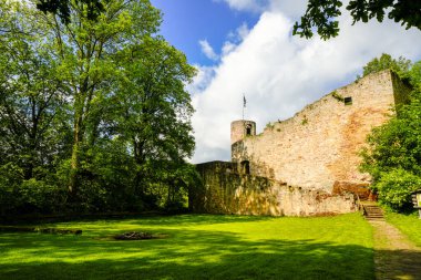 Wallenstein Şatosu 'nun yıkıntılarının manzarası. Hesse 'deki Wallenstein yakınlarındaki ortaçağ şatosu. Spurburg.
