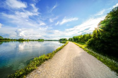 Ingolstadt yakınlarındaki Tuna barajında doğa. Rezervuarın ve çevrenin manzarası. Bavyera 'daki Tuna Barajı' nda sular.