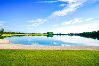 Groer Pullinger 'ın görüntüsü. Bavyera 'da Freising yakınlarında yapay olarak oluşturulmuş bir göl. Çevresindeki doğayla birlikte göl manzarası. Yerel dinlenme alanı.