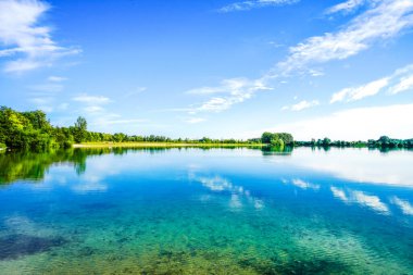 Groer Pullinger 'ın görüntüsü. Bavyera 'da Freising yakınlarında yapay olarak oluşturulmuş bir göl. Çevresindeki doğayla birlikte göl manzarası. Yerel dinlenme alanı.