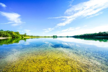 Groer Pullinger 'ın görüntüsü. Bavyera 'da Freising yakınlarında yapay olarak oluşturulmuş bir göl. Çevresindeki doğayla birlikte göl manzarası. Yerel dinlenme alanı.