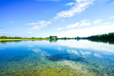Groer Pullinger 'ın görüntüsü. Bavyera 'da Freising yakınlarında yapay olarak oluşturulmuş bir göl. Çevresindeki doğayla birlikte göl manzarası. Yerel dinlenme alanı.