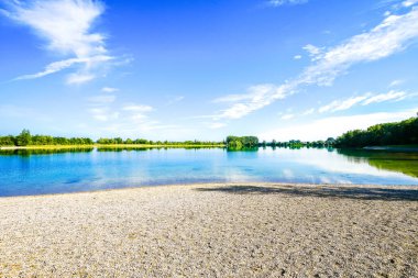 Groer Pullinger 'ın görüntüsü. Bavyera 'da Freising yakınlarında yapay olarak oluşturulmuş bir göl. Çevresindeki doğayla birlikte göl manzarası. Yerel dinlenme alanı.