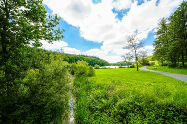 Haunetalsperre ve çevresindeki doğa manzarası. Fulda bölgesindeki Marbach yakınlarında su baskını koruma havzası. Baraj gölünün manzarası.