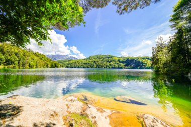 Kufstein yakınlarındaki Hechtsee 'de manzara. Avusturya, Tyrol 'daki temiz dağ gölü. Thierberg 'in ormanlık platosunda çevresi sarılı Idyllic gölü..