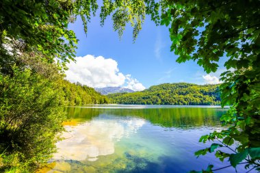 Kufstein yakınlarındaki Hechtsee 'de manzara. Avusturya, Tyrol 'daki temiz dağ gölü. Thierberg 'in ormanlık platosunda çevresi sarılı Idyllic gölü..