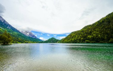 Hintersteiner 'da manzara Tyrol' da Scheffau yakınlarında. Avusturya 'daki Wilder Kaiser doğa koruma alanındaki Dağ Gölü' nün İdyllik doğası.