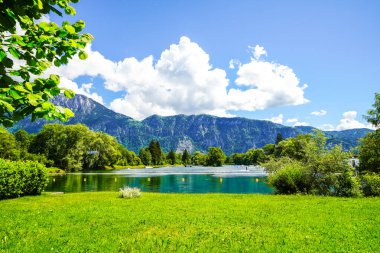 Bavyera 'nın Rosenheim bölgesindeki Kiefersfelden yakınlarındaki Hdenauersee manzarası. Çevresindeki doğayla birlikte göl manzarası. Inntal Güney Arazi Koruma Alanı.
