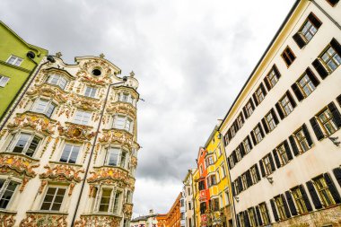 Innsbruck 'taki eski binaların manzarası. Şehrin mimarisi..
