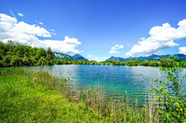 Inntal Dava Arazi Koruma Alanındaki Kreutsee manzarası. Kiefersfelden belediyesinin bölgesindeki taş ocağı gölünde doğa..