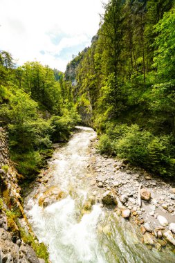 Kundler Vadisi 'ndeki manzara. Avusturya 'daki Wildschoenauer Ache boyunca Kufstein yakınlarında. Wildschoenau ve Tyrolean Hanı Vadisi arasındaki doğal geçit..