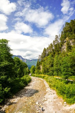 Kundler Vadisi 'ndeki manzara. Avusturya 'daki Wildschoenauer Ache boyunca Kufstein yakınlarında. Wildschoenau ve Tyrolean Hanı Vadisi arasındaki doğal geçit..