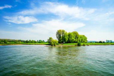 Rees ve Emmerich am Rhein arasındaki Ren nehrinin kıyısındaki manzaraya bak..