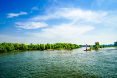 Rees ve Emmerich am Rhein arasındaki Ren nehrinin kıyısındaki manzaraya bak..