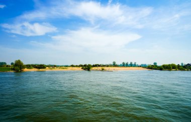 Rees ve Emmerich am Rhein arasındaki Ren nehrinin kıyısındaki manzaraya bak..