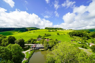 Knllwald 'ın kuzeyindeki Hesse belediyesinin Wallenstein semtindeki Wallenstein şatosundaki doğa manzarası. Tepeler ve tarlalar ile manzara.