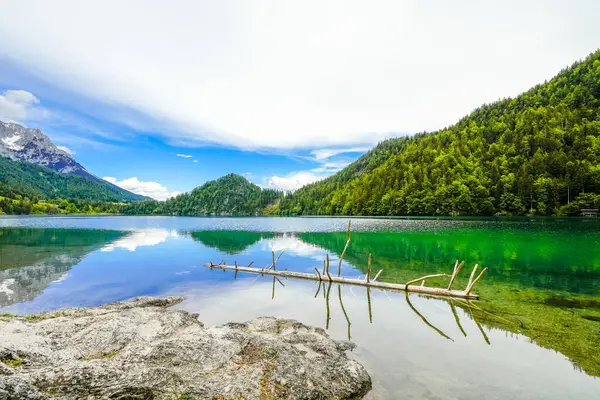 Hintersteiner 'da manzara Tyrol' da Scheffau yakınlarında. Avusturya 'daki Wilder Kaiser doğa koruma alanındaki Dağ Gölü' nün İdyllik doğası.