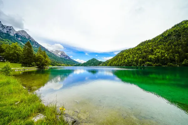 Hintersteiner 'da manzara Tyrol' da Scheffau yakınlarında. Avusturya 'daki Wilder Kaiser doğa koruma alanındaki Dağ Gölü' nün İdyllik doğası.