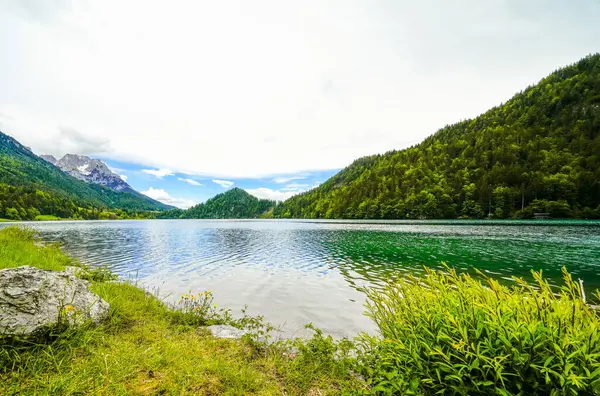 Hintersteiner 'da manzara Tyrol' da Scheffau yakınlarında. Avusturya 'daki Wilder Kaiser doğa koruma alanındaki Dağ Gölü' nün İdyllik doğası.