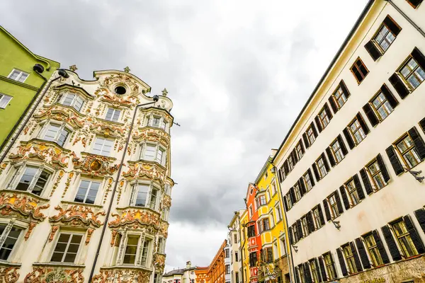Innsbruck 'taki eski binaların manzarası. Şehrin mimarisi..