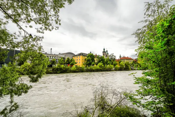 Innsbruck 'taki eski binaların manzarası. Inn 'deki şehrin mimarisi..