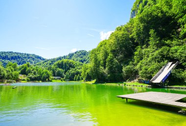 Oberaudorf yakınlarındaki Luegsteinsee manzarası. Doğa ile çevrili doğal yüzme gölü.