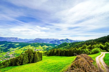 Niederau yakınlarındaki Markbachjoch manzarası. Tyrol 'daki Wildschoenau yakınlarında doğa ve çevre dağlar.