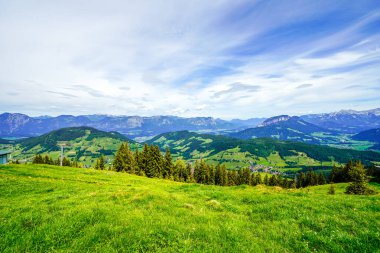Niederau yakınlarındaki Markbachjoch manzarası. Tyrol 'daki Wildschoenau yakınlarında doğa ve çevre dağlar.