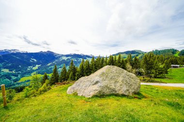 Niederau yakınlarındaki Markbachjoch manzarası. Tyrol 'da Wildschnau yakınlarındaki doğa ve çevre dağlar..