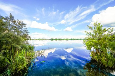 Feilenmoos 'un dinlenme alanındaki manzara. Manching ve Geisenfeld arasında bir göl. Taş ocağındaki doğa..
